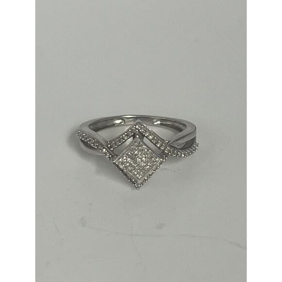 Gorgeous 10k White Gold Diamonds Ring 0.25 CT , Size 6 - Picture 2 of 16